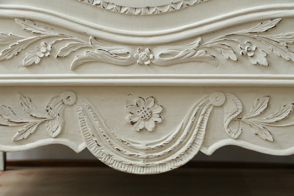 フランスアンティーク　ペイント　繊細なレリーフ彫刻が美しい三面ガラスの縦型キャビネット　(R-086901)