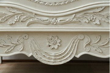 フランスアンティーク　ペイント　繊細なレリーフ彫刻が美しい三面ガラスの縦型キャビネット　(R-086901)