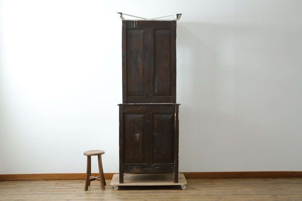 フランスアンティーク　ペイント　繊細なレリーフ彫刻が美しい三面ガラスの縦型キャビネット　(R-086901)