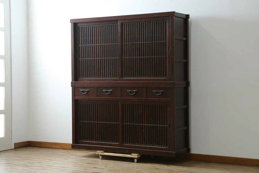 中古　美品　三面栗(クリ)材　格子戸が美しい水屋箪笥　(R-086902)