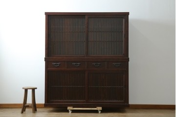 中古　美品　三面栗(クリ)材　格子戸が美しい水屋箪笥　(R-086902)