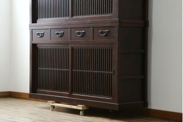 中古　美品　三面栗(クリ)材　格子戸が美しい水屋箪笥　(R-086902)