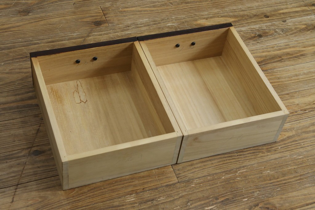 中古　美品　三面栗(クリ)材　格子戸が美しい水屋箪笥　(R-086902)