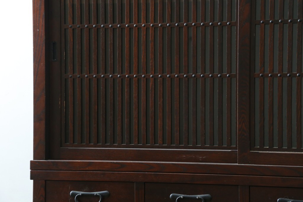 中古　美品　三面栗(クリ)材　格子戸が美しい水屋箪笥　(R-086902)