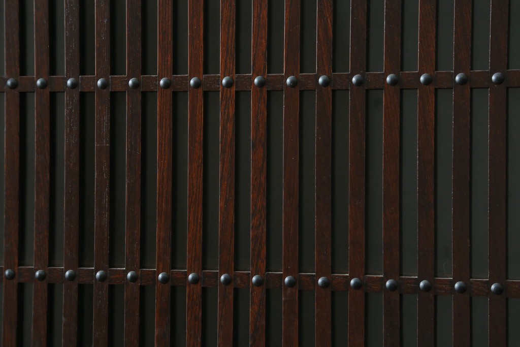 中古　美品　三面栗(クリ)材　格子戸が美しい水屋箪笥　(R-086902)