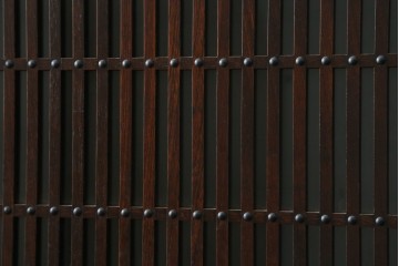 中古　美品　三面栗(クリ)材　格子戸が美しい水屋箪笥　(R-086902)