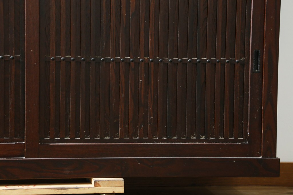 中古　美品　三面栗(クリ)材　格子戸が美しい水屋箪笥　(R-086902)