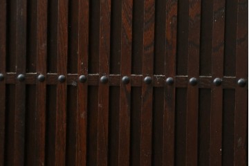 中古　美品　三面栗(クリ)材　格子戸が美しい水屋箪笥　(R-086902)