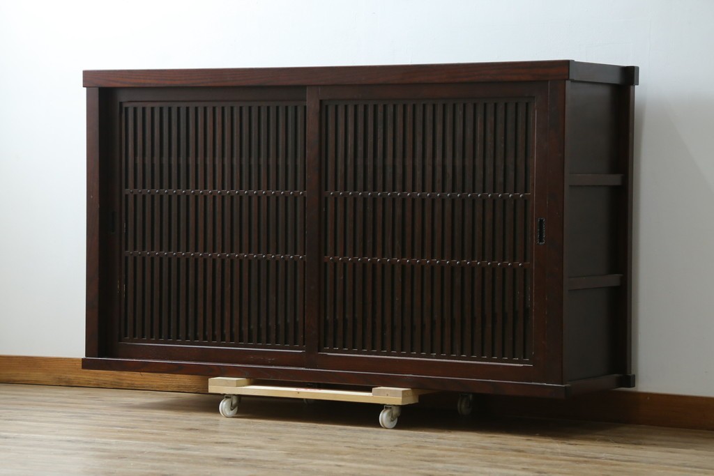 中古　美品　三面栗(クリ)材　格子戸の水屋箪笥サイドボード　(R-086903)