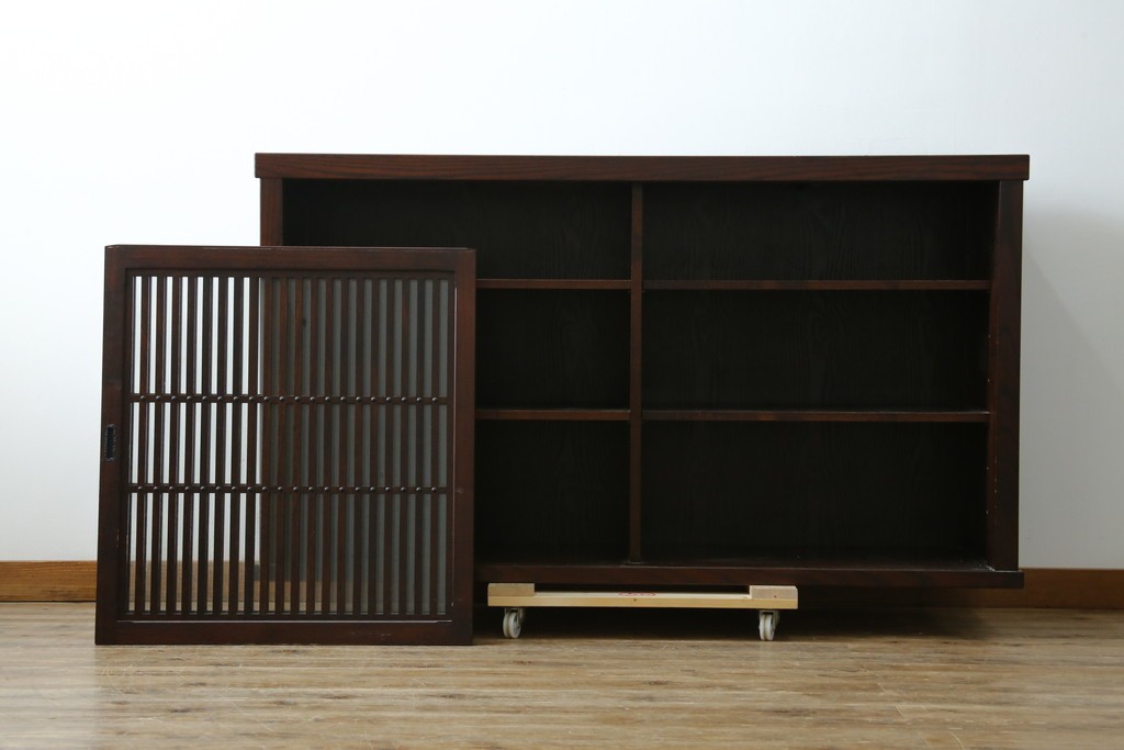 中古　美品　三面栗(クリ)材　格子戸の水屋箪笥サイドボード　(R-086903)