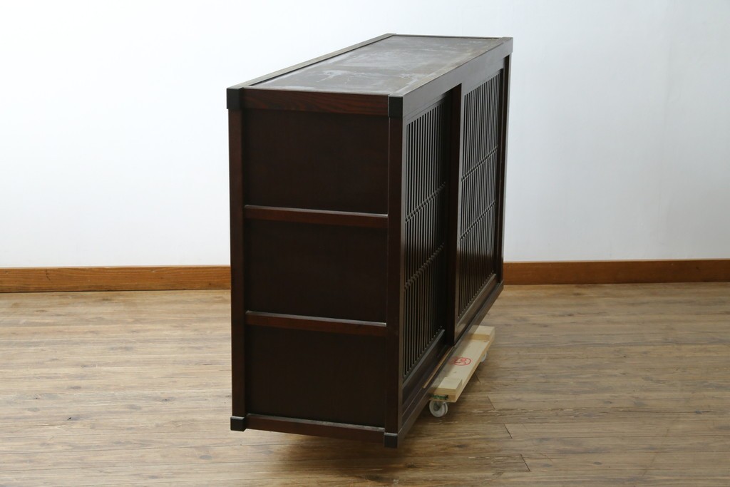 中古　美品　三面栗(クリ)材　格子戸の水屋箪笥サイドボード　(R-086903)