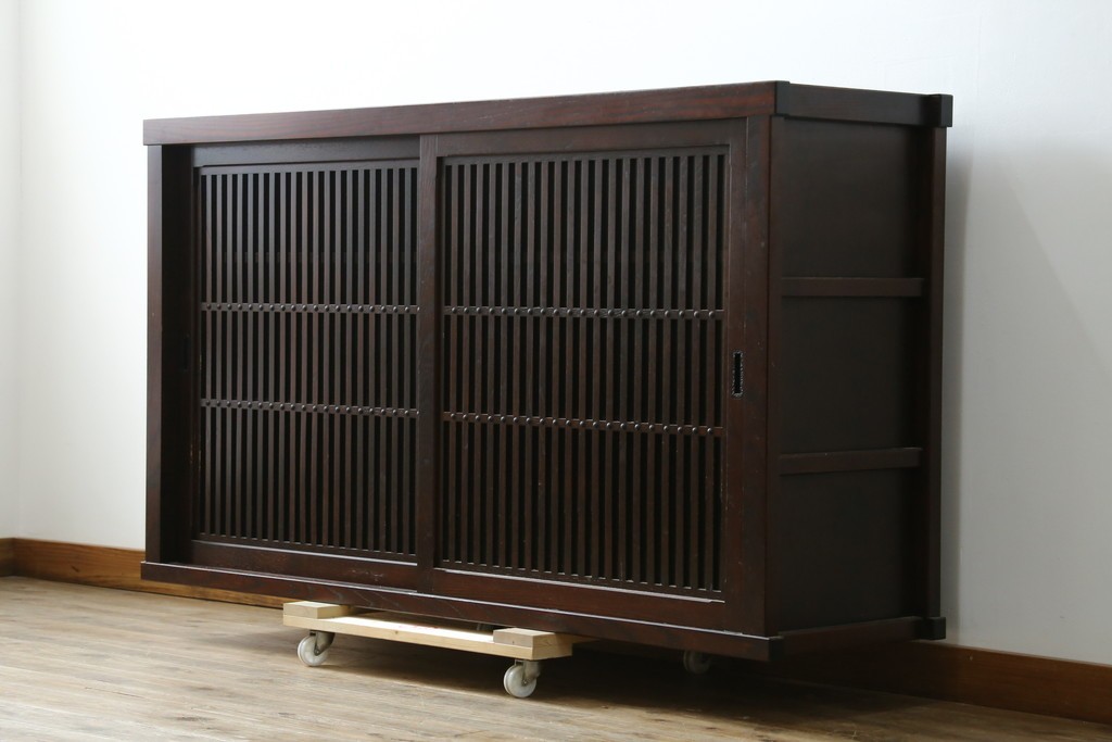 中古　美品　三面栗(クリ)材　格子戸の水屋箪笥サイドボード　(R-086903)