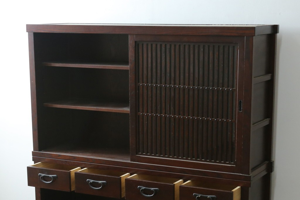 中古　美品　三面栗(クリ)材　格子戸の水屋箪笥サイドボード　(R-086903)