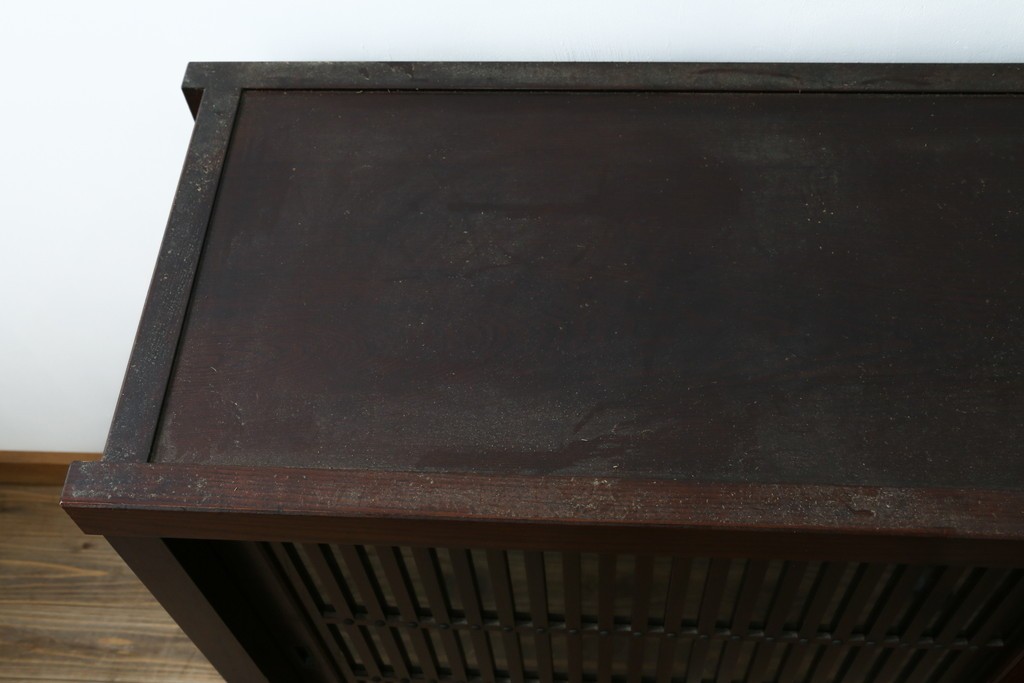 中古　美品　三面栗(クリ)材　格子戸の水屋箪笥サイドボード　(R-086903)