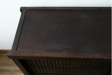 中古　美品　三面栗(クリ)材　格子戸の水屋箪笥サイドボード　(R-086903)