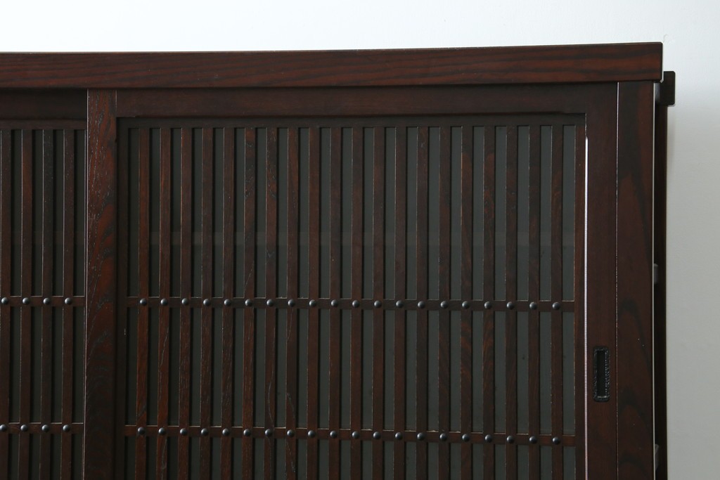 中古　美品　三面栗(クリ)材　格子戸の水屋箪笥サイドボード　(R-086903)