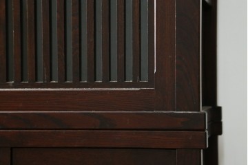 中古　美品　三面栗(クリ)材　格子戸の水屋箪笥サイドボード　(R-086903)