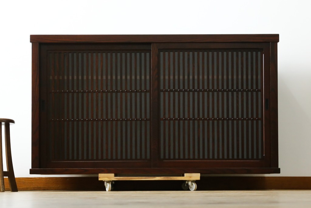 中古　美品　三面栗(クリ)材　格子戸の水屋箪笥サイドボード　(R-086903)