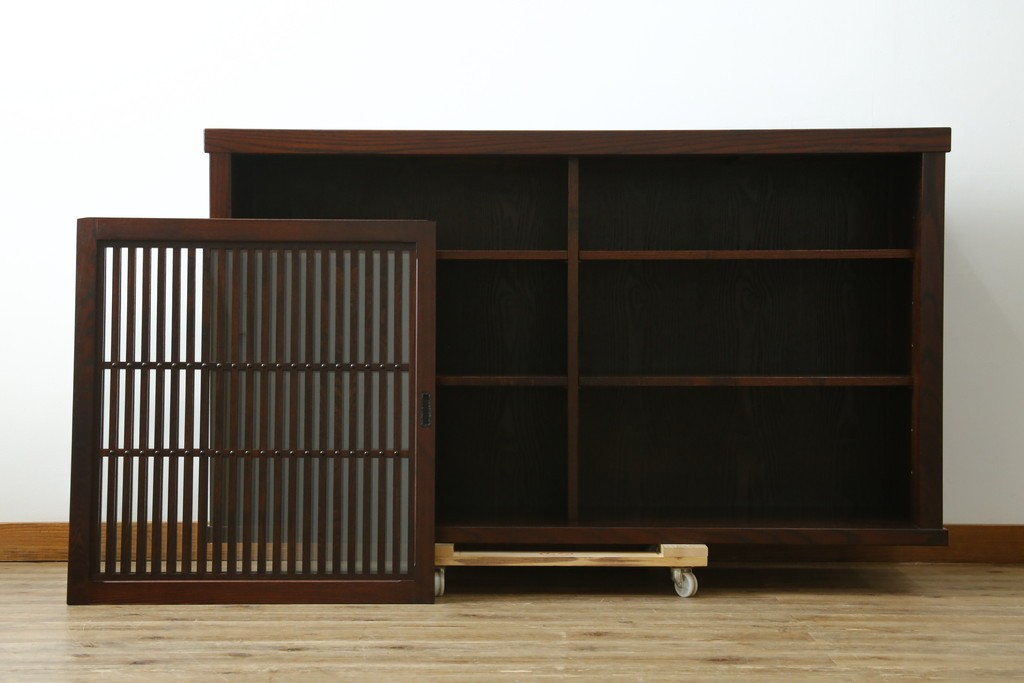 中古　美品　三面栗(クリ)材　格子戸の水屋箪笥サイドボード　(R-086903)