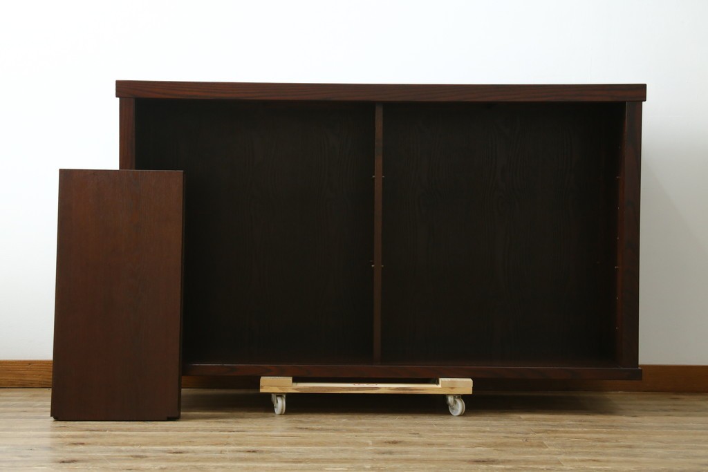 中古　美品　三面栗(クリ)材　格子戸の水屋箪笥サイドボード　(R-086903)