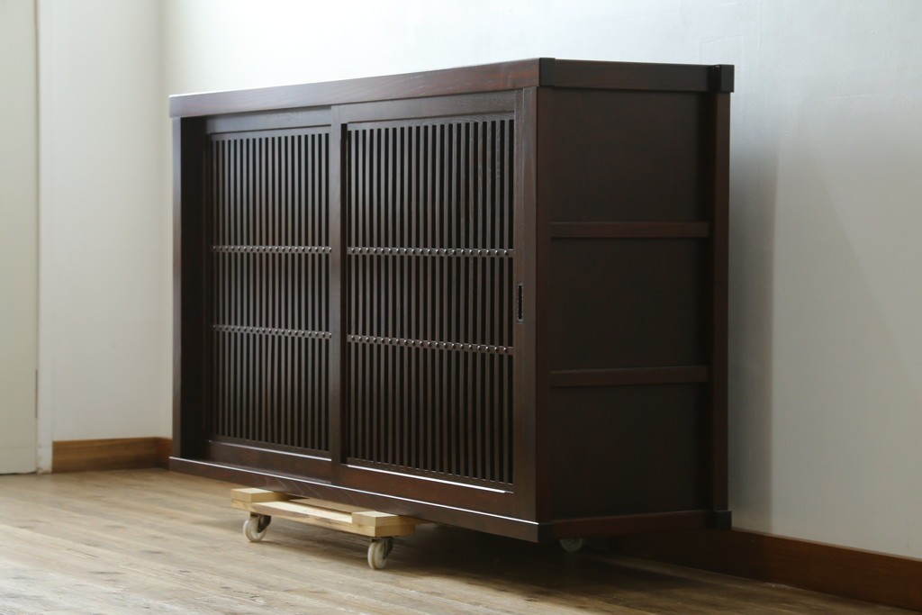 中古　美品　三面栗(クリ)材　格子戸の水屋箪笥サイドボード　(R-086903)