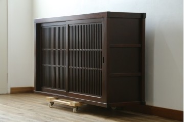 中古　美品　三面栗(クリ)材　格子戸の水屋箪笥サイドボード　(R-086903)
