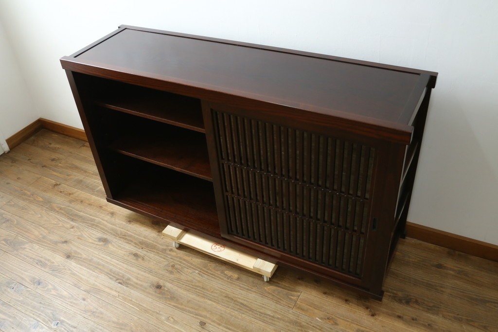 中古　美品　三面栗(クリ)材　格子戸の水屋箪笥サイドボード　(R-086903)