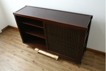 中古　美品　三面栗(クリ)材　格子戸の水屋箪笥サイドボード　(R-086903)