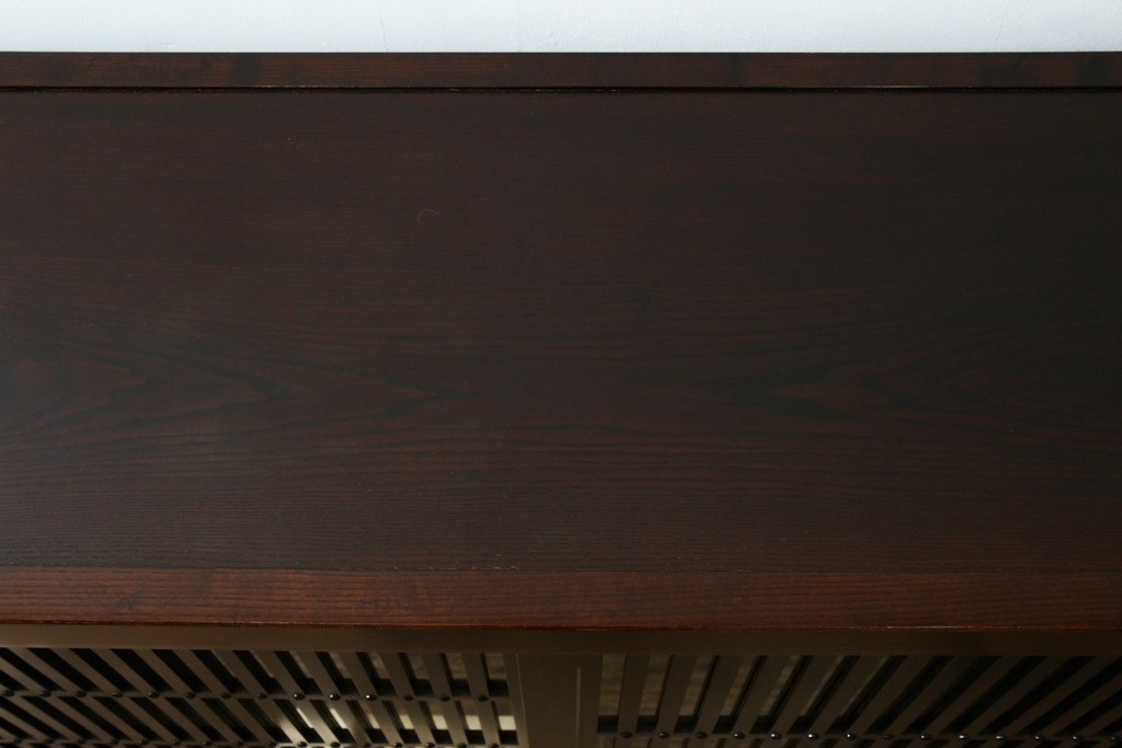 中古　美品　三面栗(クリ)材　格子戸の水屋箪笥サイドボード　(R-086903)