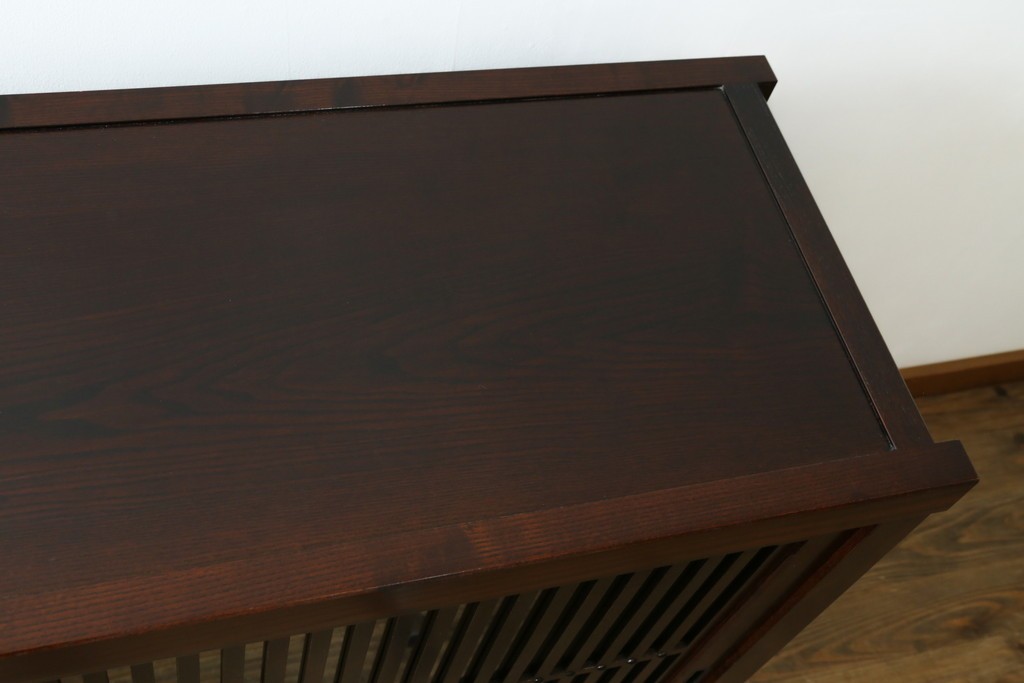 中古　美品　三面栗(クリ)材　格子戸の水屋箪笥サイドボード　(R-086903)