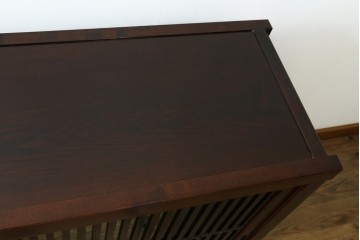 中古　美品　三面栗(クリ)材　格子戸の水屋箪笥サイドボード　(R-086903)