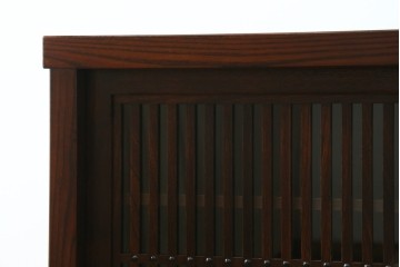 中古　美品　三面栗(クリ)材　格子戸の水屋箪笥サイドボード　(R-086903)