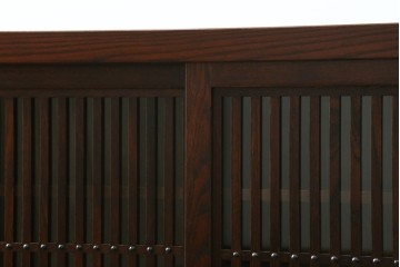 中古　美品　三面栗(クリ)材　格子戸の水屋箪笥サイドボード　(R-086903)
