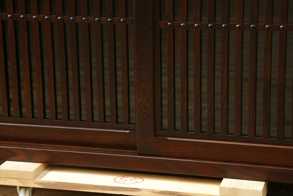 中古　美品　三面栗(クリ)材　格子戸の水屋箪笥サイドボード　(R-086903)