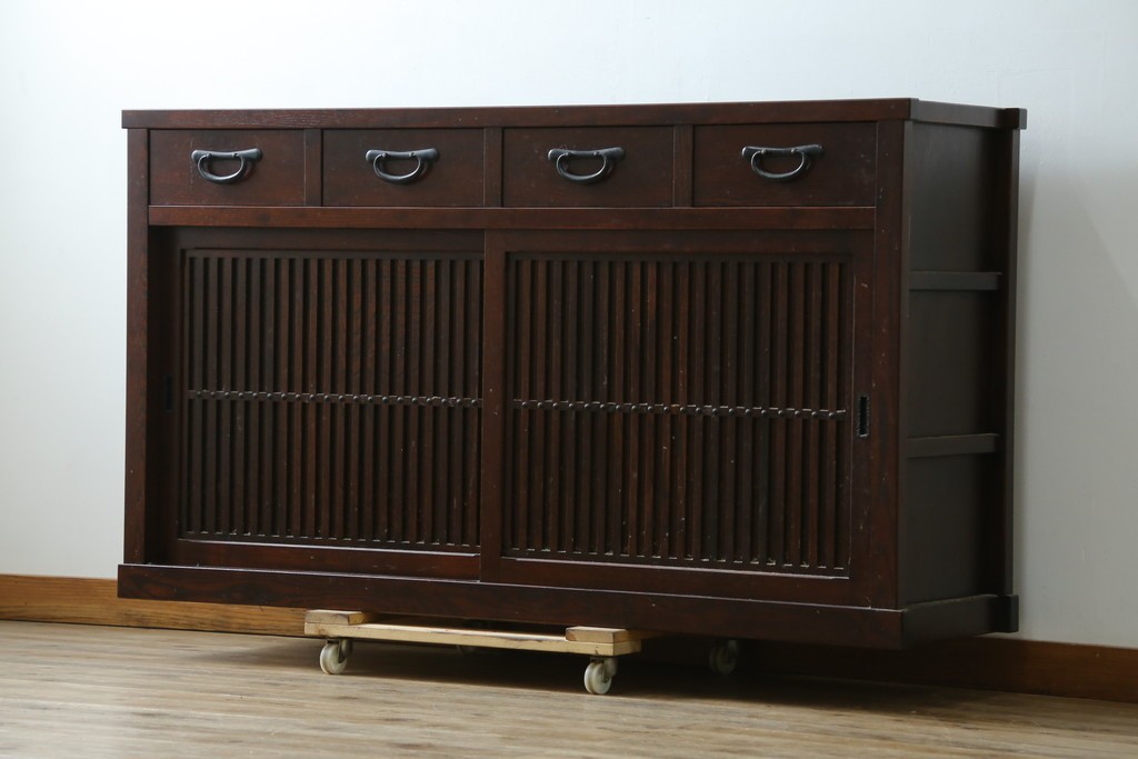 中古　美品　三面栗(クリ)材　引き出し4杯付き　格子戸の水屋箪笥サイドボード　(R-086904)