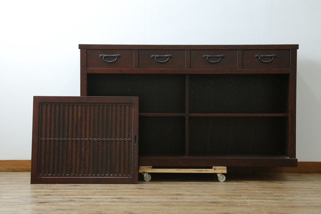 中古　美品　三面栗(クリ)材　引き出し4杯付き　格子戸の水屋箪笥サイドボード　(R-086904)