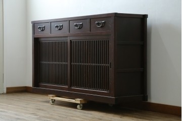 中古　美品　三面栗(クリ)材　引き出し4杯付き　格子戸の水屋箪笥サイドボード　(R-086904)