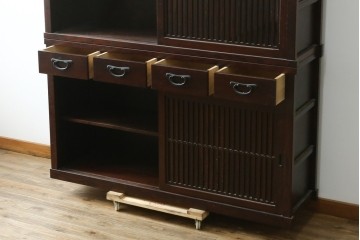 中古　美品　三面栗(クリ)材　引き出し4杯付き　格子戸の水屋箪笥サイドボード　(R-086904)