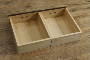 中古　美品　三面栗(クリ)材　引き出し4杯付き　格子戸の水屋箪笥サイドボード　(R-086904)