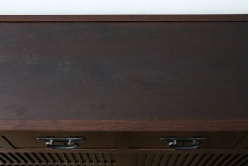 中古　美品　三面栗(クリ)材　引き出し4杯付き　格子戸の水屋箪笥サイドボード　(R-086904)