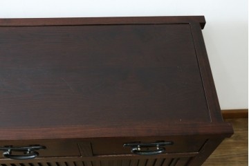 中古　美品　三面栗(クリ)材　引き出し4杯付き　格子戸の水屋箪笥サイドボード　(R-086904)