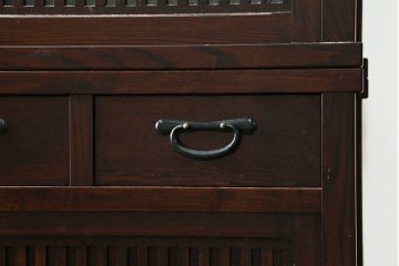 中古　美品　三面栗(クリ)材　引き出し4杯付き　格子戸の水屋箪笥サイドボード　(R-086904)