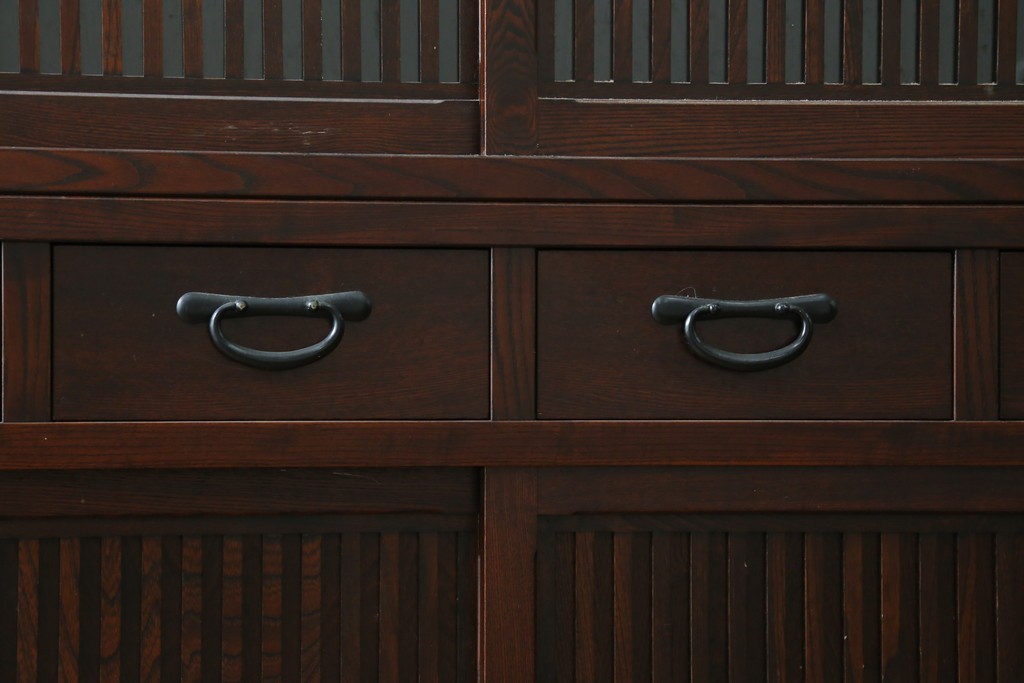 中古　美品　三面栗(クリ)材　引き出し4杯付き　格子戸の水屋箪笥サイドボード　(R-086904)