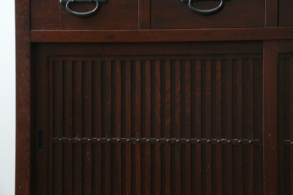 中古　美品　三面栗(クリ)材　引き出し4杯付き　格子戸の水屋箪笥サイドボード　(R-086904)