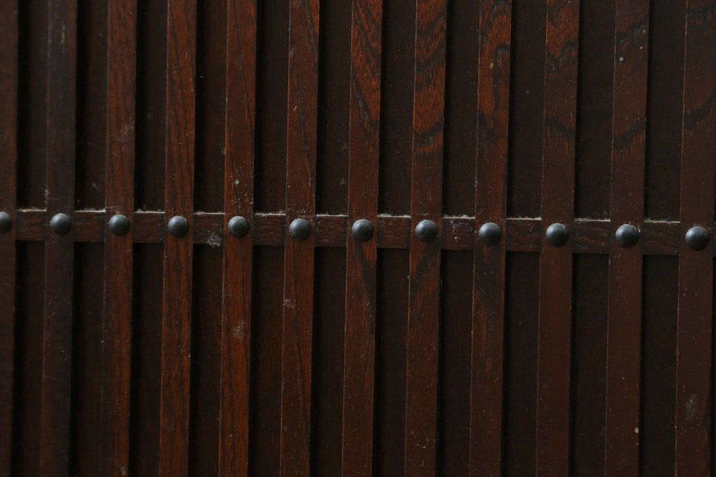 中古　美品　三面栗(クリ)材　引き出し4杯付き　格子戸の水屋箪笥サイドボード　(R-086904)