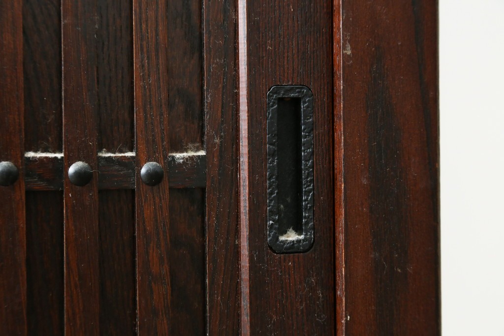 中古　美品　三面栗(クリ)材　引き出し4杯付き　格子戸の水屋箪笥サイドボード　(R-086904)