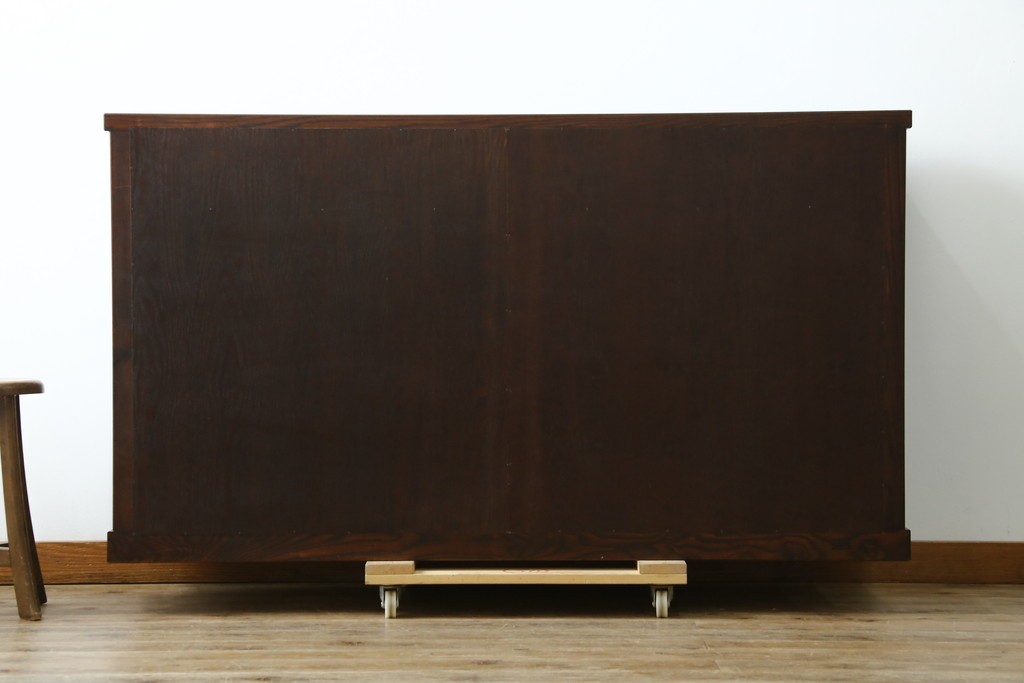 中古　美品　三面栗(クリ)材　引き出し4杯付き　格子戸の水屋箪笥サイドボード　(R-086904)