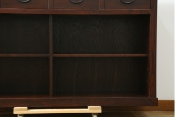 中古　美品　三面栗(クリ)材　引き出し4杯付き　格子戸の水屋箪笥サイドボード　(R-086904)
