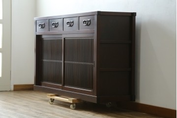 中古　美品　三面栗(クリ)材　引き出し4杯付き　格子戸の水屋箪笥サイドボード　(R-086904)