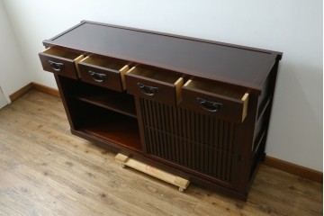 中古　美品　三面栗(クリ)材　引き出し4杯付き　格子戸の水屋箪笥サイドボード　(R-086904)
